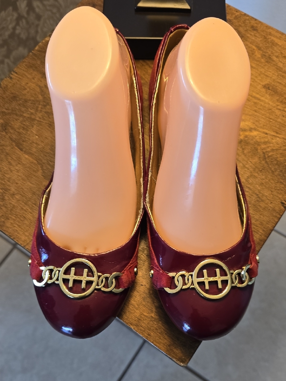Tommy Hilfiger Burgundy Patent Ballet Flats with Gold Logo Chain Sz 8.5